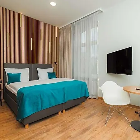 Hotel H24 *